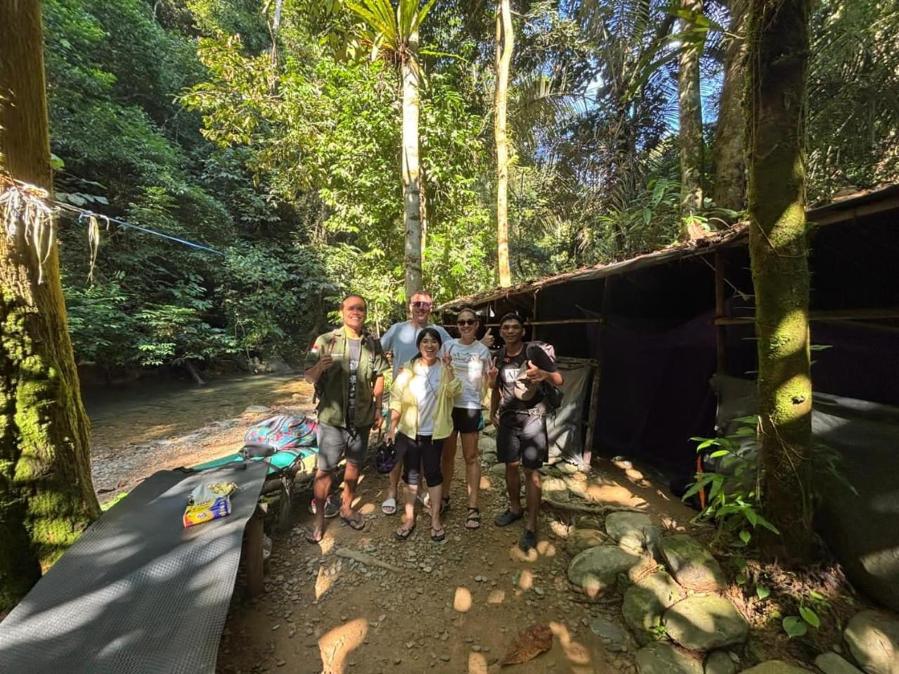 Sama Sama Homestay & Trekking Only Stay Here Book Trekking And Transport With Us Bukit Lawang Esterno foto