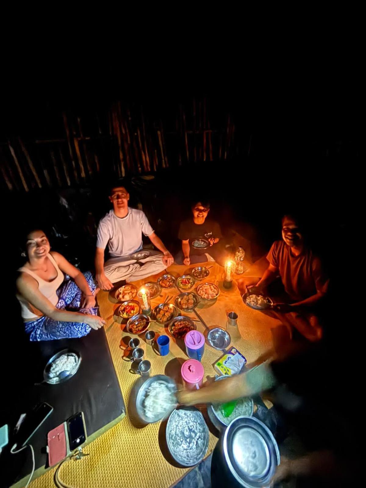 Sama Sama Homestay & Trekking Only Stay Here Book Trekking And Transport With Us Bukit Lawang Esterno foto