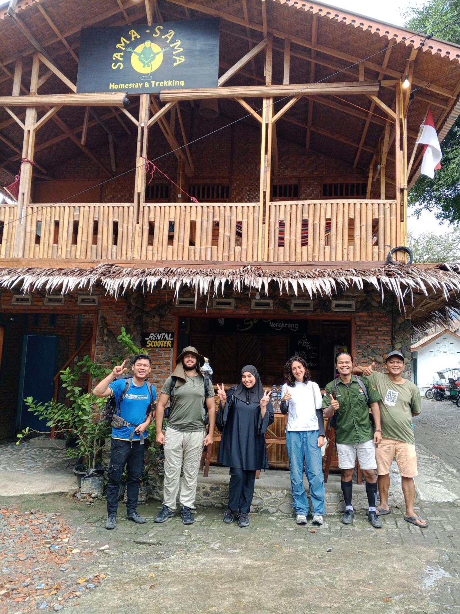 Sama Sama Homestay & Trekking Only Stay Here Book Trekking And Transport With Us Bukit Lawang Esterno foto